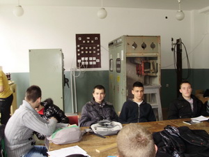 Škola je aktivna u okviru Zajednice elektrotehničkih škola Srbije. U Nišu je i sedište ove strukovne organizacije
