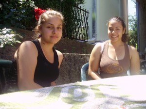 Marija Vesić i Jovana Jovanović, petnaestogodišnjakinje sa starijim drugarima, tokom raspusta, razgovaraju o onome šta ih čeka u srednjoj školi a već imaju planove i za fakultet