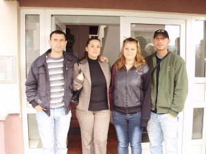 Srećni što konačno neće morati da brinu da li imaju za stanarinu: Radosav Kekerović, Sandra Stanković, Dijana Janković i Sandrin brat Slavoljub 