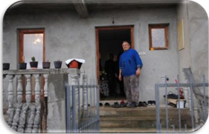 Раде Спасић испред своје започете породичне куће у Врању