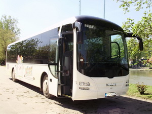Autobus je nemačke firme MAN, vrednosti 230.000 evra. Igračke i didaktički materijal donacija su firma preko koje je vozilo uvezeno