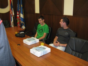 Nemanja Markićević i Branko Mirković su za uspeh nagrađeni u školi i u opštini Mladenovac, gde su na prigodnoj svečanosti dobili tablet računare