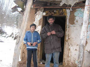 Ивица Каримановић (45) са сином Стефаном (14) живи у тешким условима, а најнеопходније су биле ципеле, храна и пумпица за астму