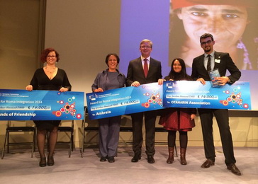 Uručenje priznanja u Briselu (Foto: www.romaeducationfund.hu)