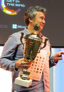 Горан Оцокољић, директор маркетинга „Вис медика”, са победничким пехаром после успеха на националном такмичењу