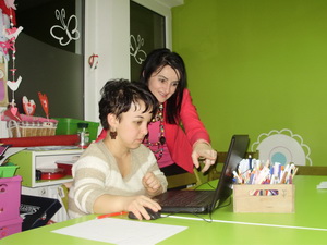 У Дневном центру се ради на српском и мађарском језику, а учи се и енглески