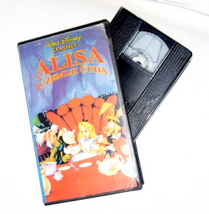 Касета филма “Шверц” је пронађена у заштитном омоту филма „Алиса у земљи чуда“