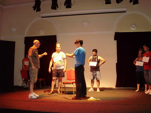 Reditelj Trajče Gjorgiev na probi s glumcima