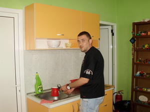 Nikola Slepčević je korisnik usluga Dnevnog centra koji najviše voli da kuva, vanredno završava i srednju školu, treći stepen – za kuvara
