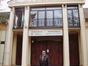 Profesor Goran Ostojić ispred zgrade Visoke strukovne škole za menadžment i poslovne komunikacije u Sremskim Karlovcima 
