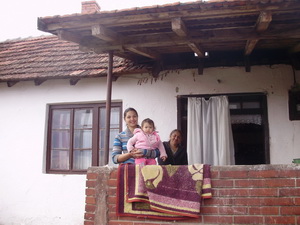 Guler Julka Šerifoska sa najmlađom kćerkom Milenom ispred doma; dvoje starijih mališana su u vrtiću, a suprug zarađuje