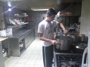 Ненад Кочић је завршио за кувара и после три месеца волонтерског стажирања добио посао у ресторану за велике прославе