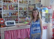 Марина Ћук у продавници здраве хране за коју је сама осмислила, сашила и направила детаље како би уредила ентеријер